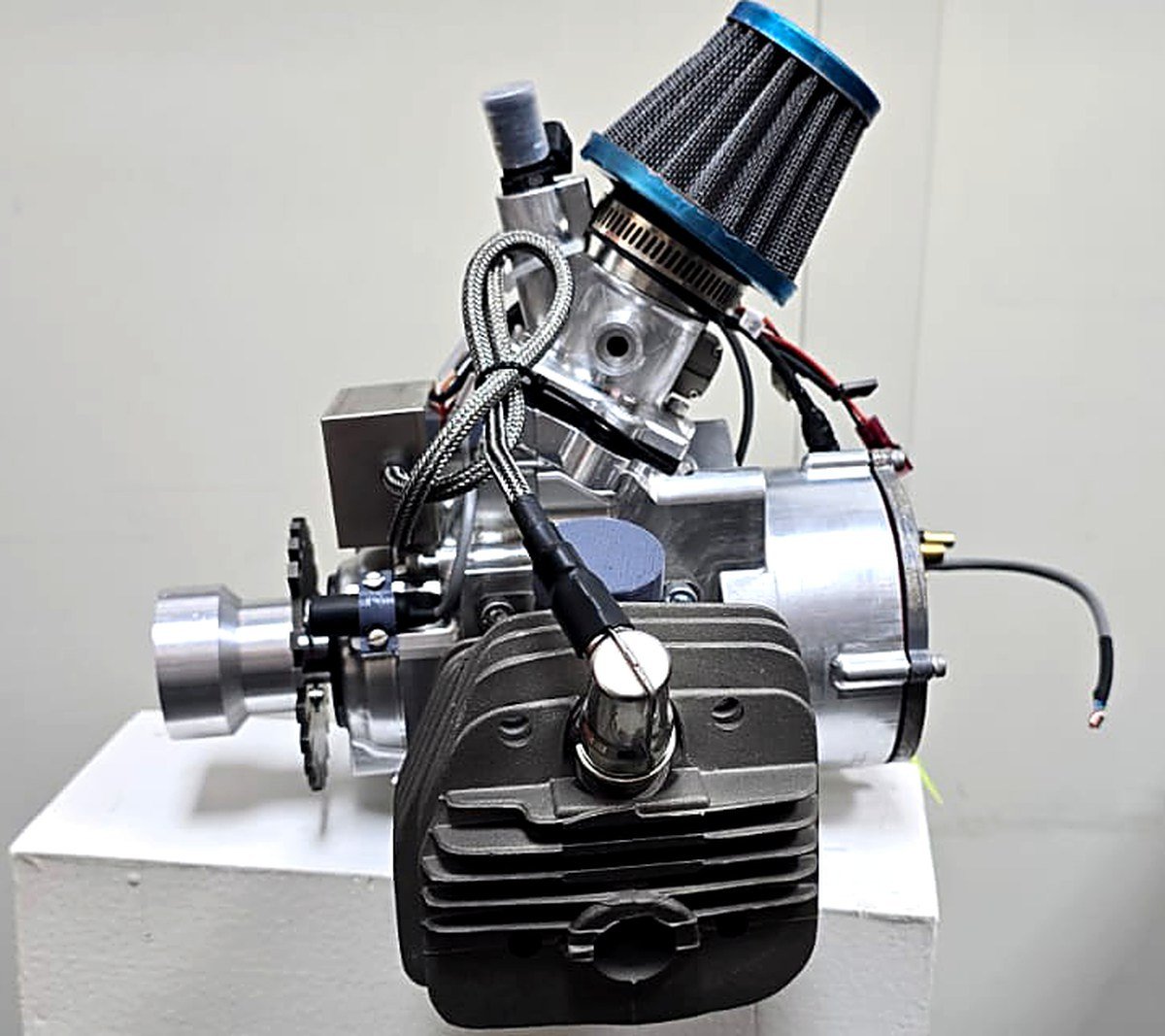 Single-cylinder engine with integrated starter-generator